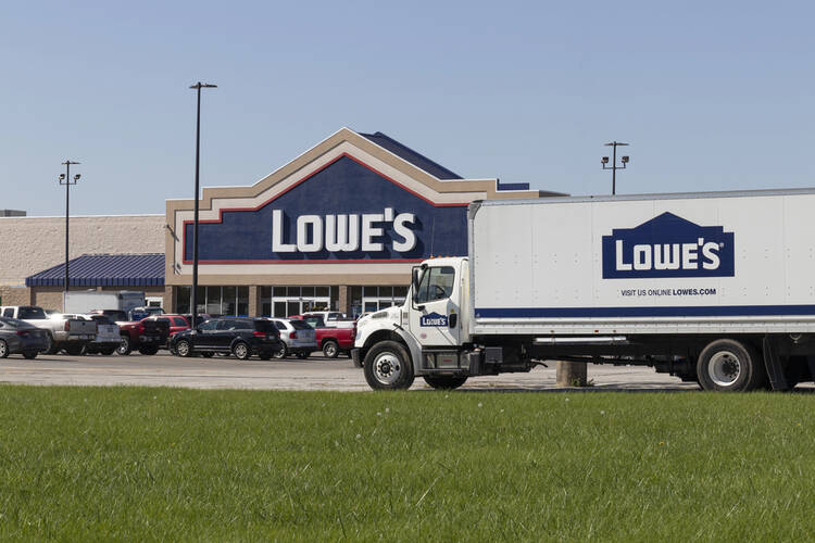 How to Get Lowes Trucking Contracts Successfully as an Independent Driver