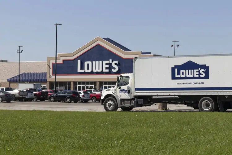 How to Get Lowes Trucking Contracts Successfully as an Independent Driver