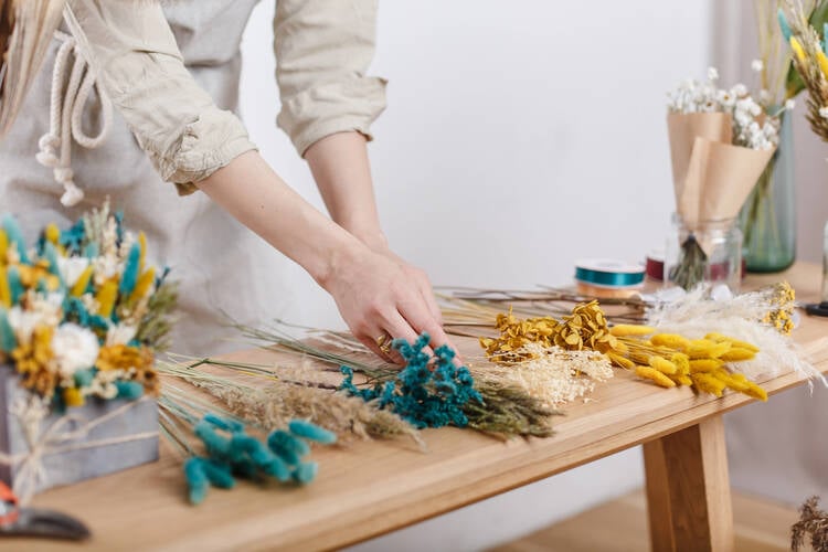 How to Start a Dried Flower Business